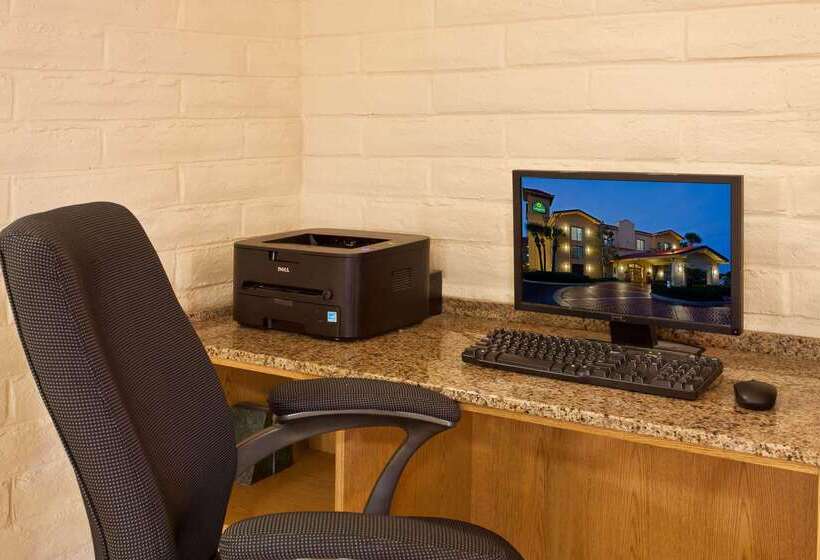 فندق La Quinta Inn By Wyndham Orlando Airport West