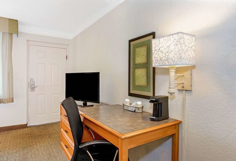 هتل La Quinta Inn By Wyndham Orlando Airport West