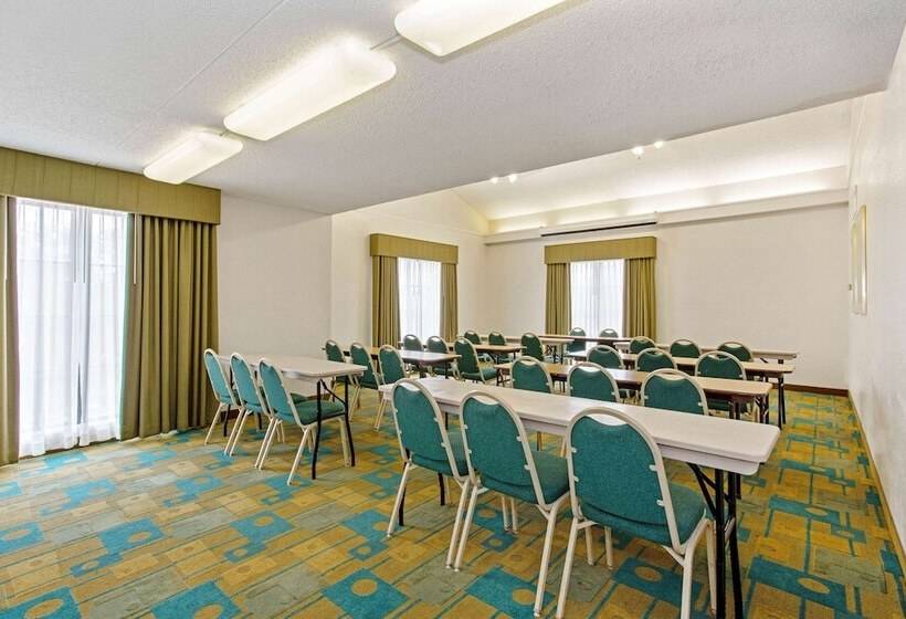 هتل La Quinta Inn By Wyndham Orlando Airport West