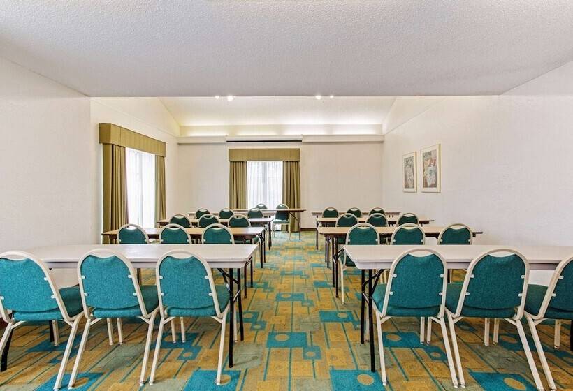 هتل La Quinta Inn By Wyndham Orlando Airport West