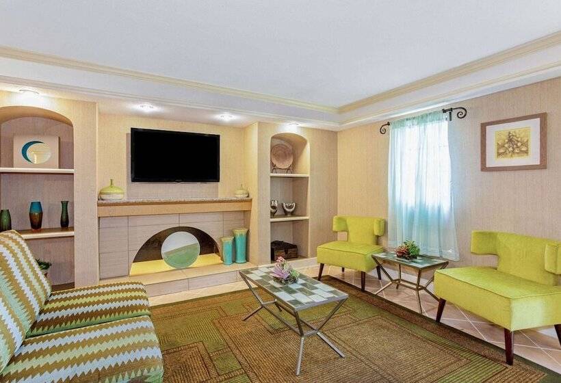 فندق La Quinta Inn By Wyndham Orlando Airport West