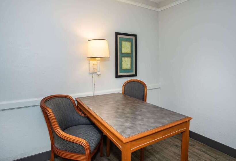 בית מלון כפרי La Quinta Inn By Wyndham Tallahassee North