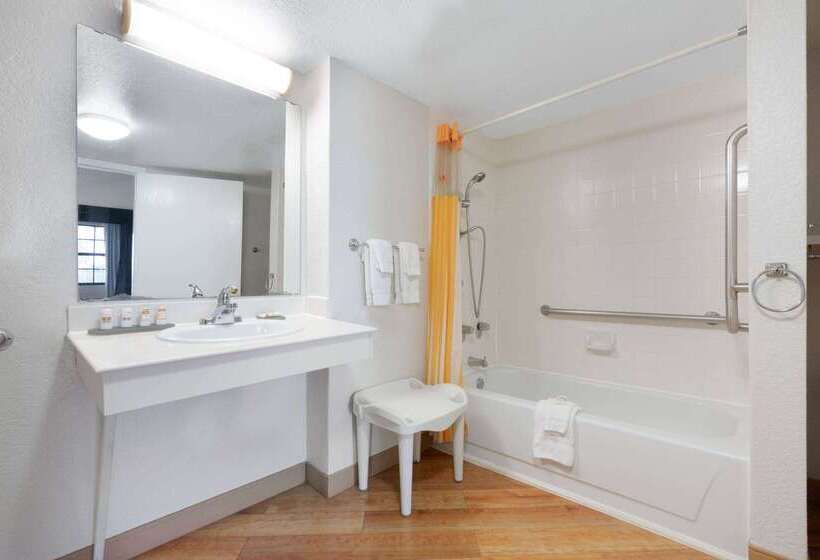 فندق Super 8 By Wyndham The Woodlands North