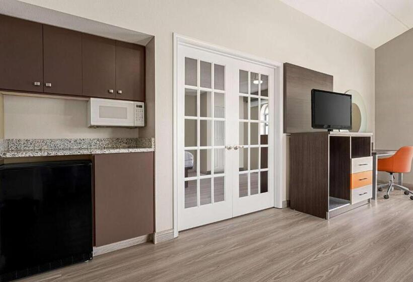 هتل La Quinta Inn Lexington Horse Park