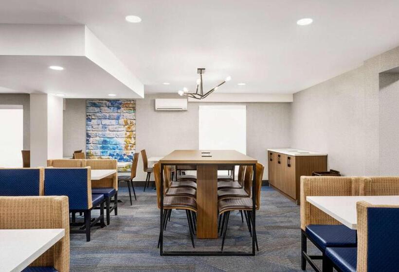 هتل La Quinta Inn Lexington Horse Park