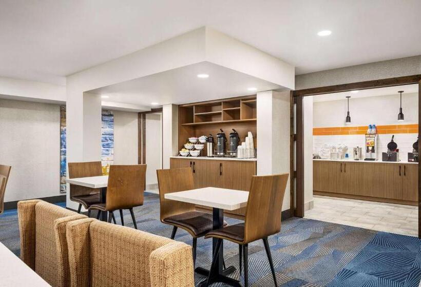 هتل La Quinta Inn Lexington Horse Park