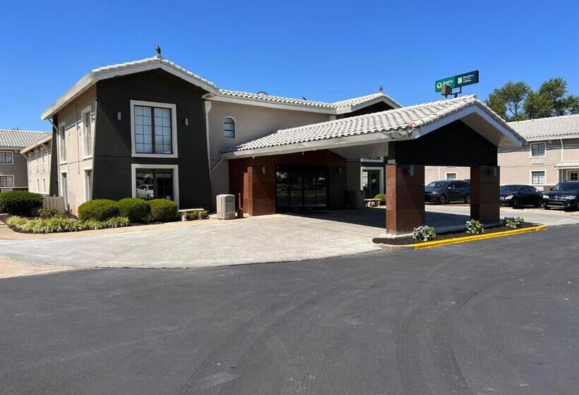 هتل La Quinta Inn Lexington Horse Park