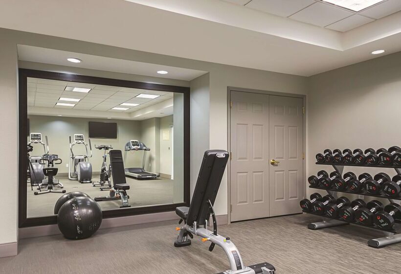 酒店 La Quinta By Wyndham Alexandria Airport