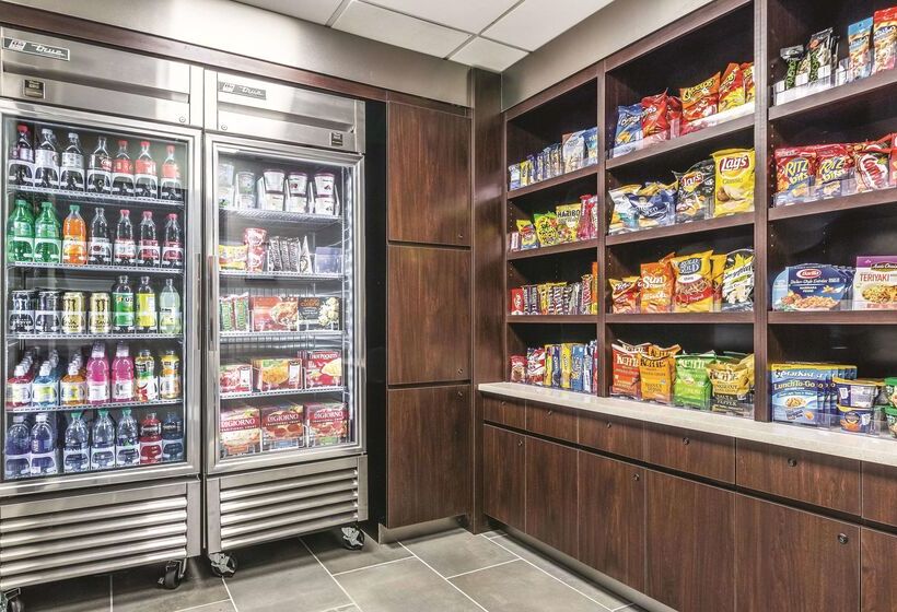 酒店 La Quinta By Wyndham Alexandria Airport