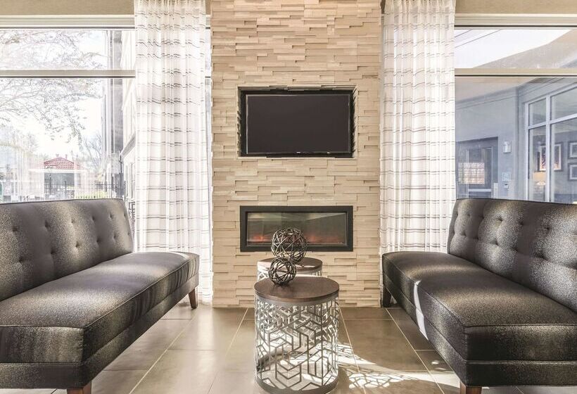 酒店 La Quinta By Wyndham Alexandria Airport