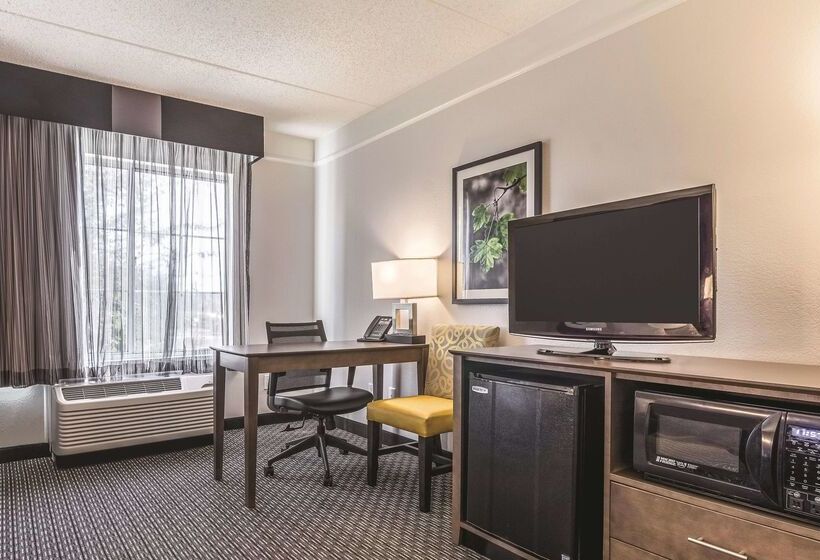 酒店 La Quinta By Wyndham Alexandria Airport