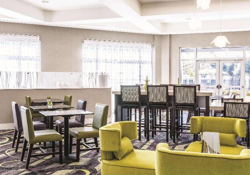 酒店 La Quinta By Wyndham Alexandria Airport