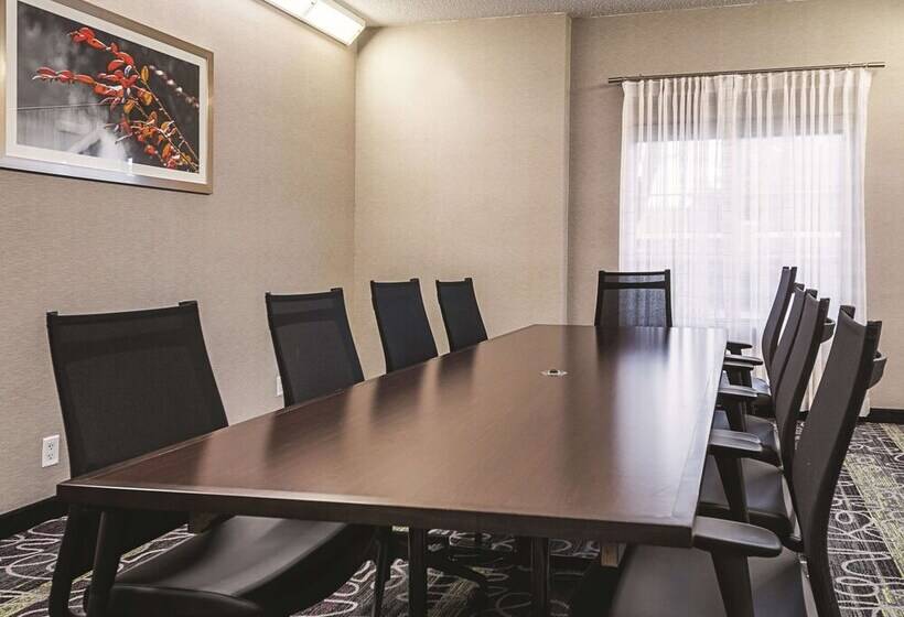 酒店 La Quinta By Wyndham Alexandria Airport