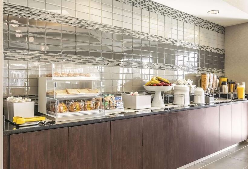 酒店 La Quinta By Wyndham Alexandria Airport