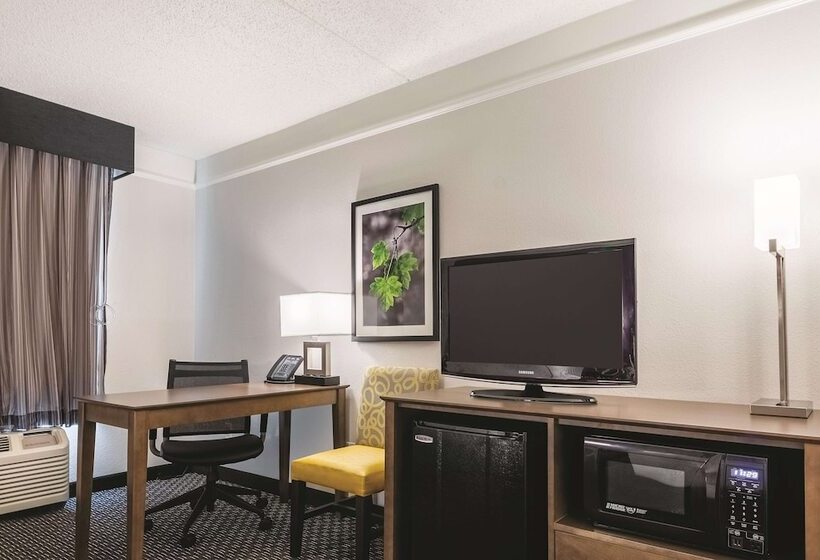 酒店 La Quinta By Wyndham Alexandria Airport