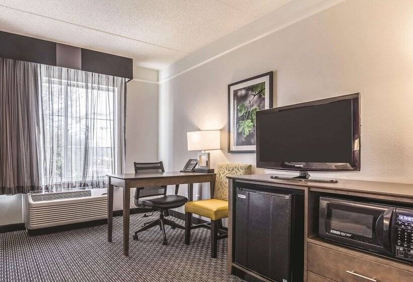 酒店 La Quinta By Wyndham Alexandria Airport