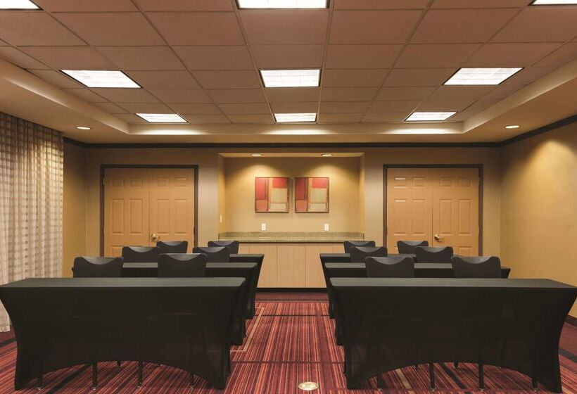 Отель La Quinta By Wyndham Atlanta Ballpark/galleria