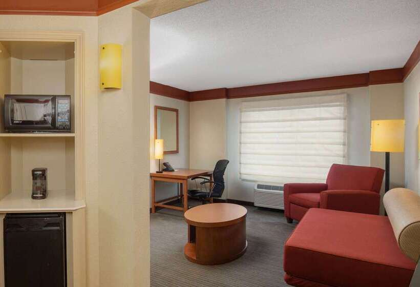 Отель La Quinta By Wyndham Atlanta Ballpark/galleria