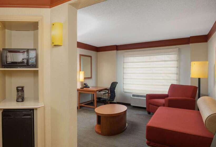 Отель La Quinta By Wyndham Atlanta Ballpark/galleria