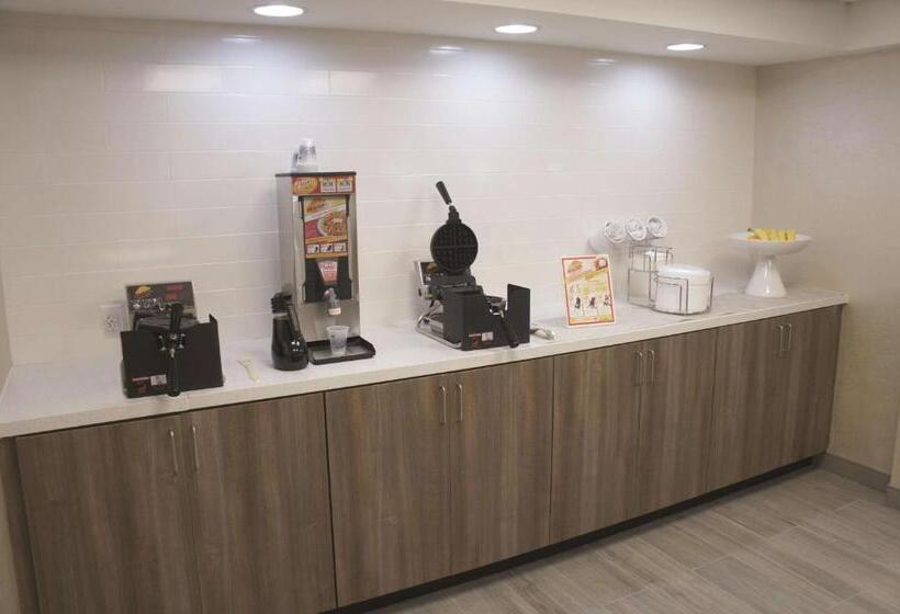 هتل La Quinta By Wyndham Columbus Ms