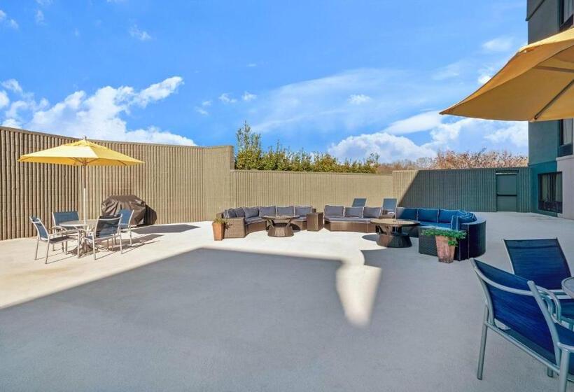 هتل La Quinta By Wyndham Columbus Ms