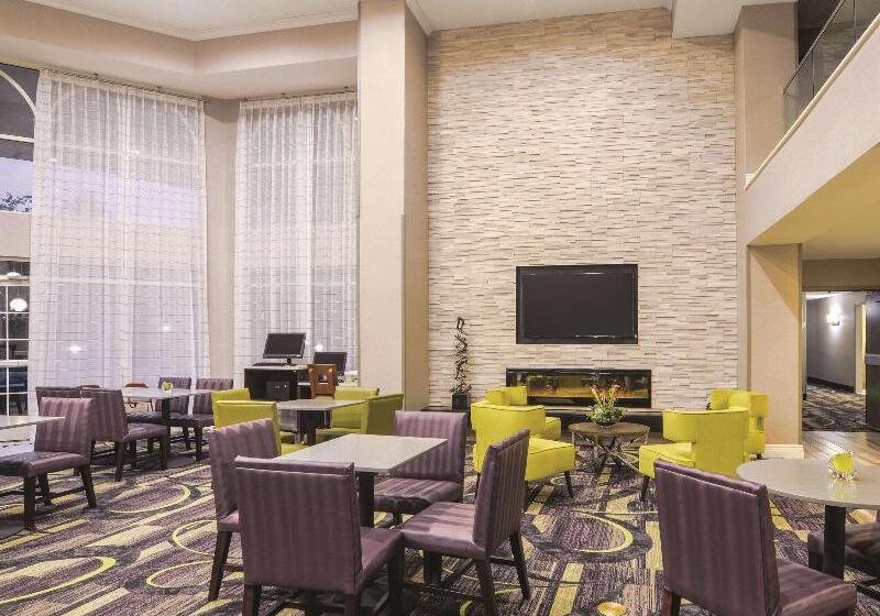 هتل La Quinta By Wyndham Denver Airport Dia