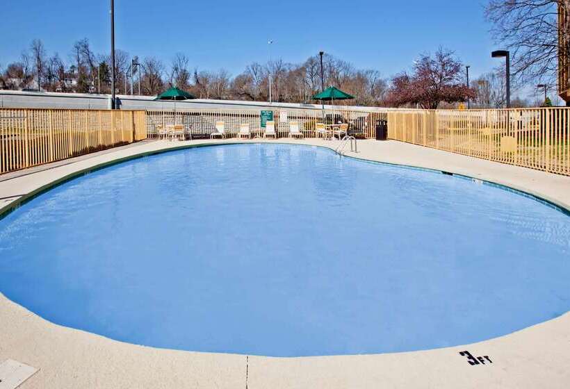 هتل La Quinta By Wyndham Nashville Airport/opryland