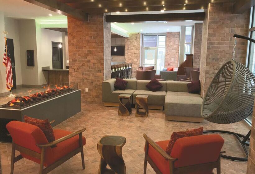 هتل La Quinta By Wyndham New Orleans Downtown