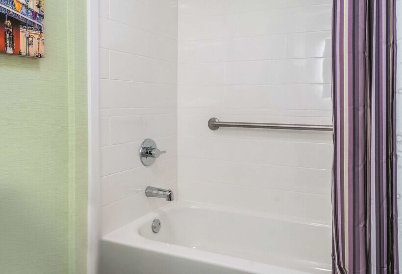 هتل La Quinta By Wyndham New Orleans Downtown