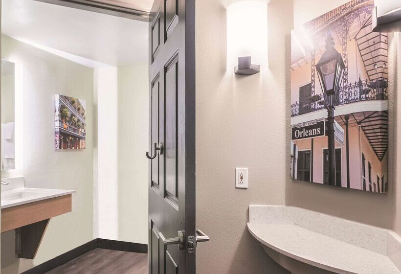 هتل La Quinta By Wyndham New Orleans Downtown
