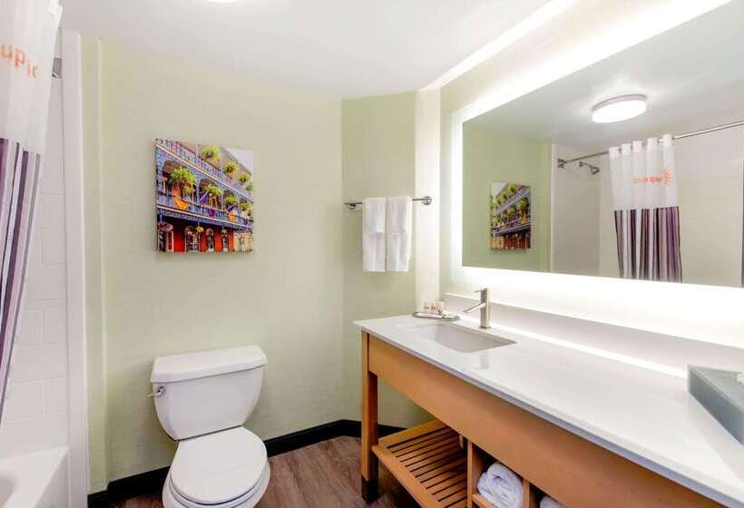 هتل La Quinta By Wyndham New Orleans Downtown