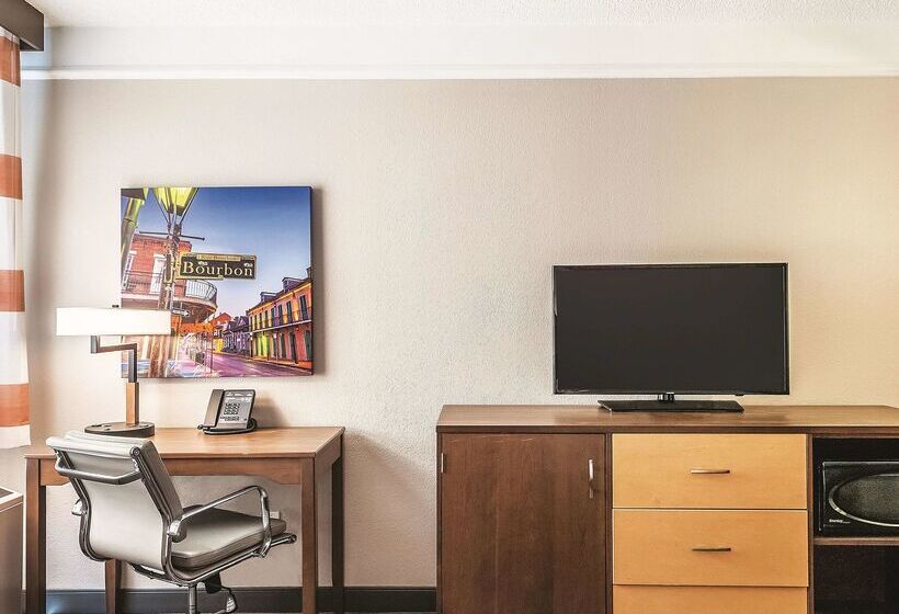 هتل La Quinta By Wyndham New Orleans Downtown