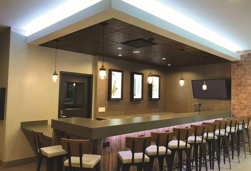 هتل La Quinta By Wyndham New Orleans Downtown