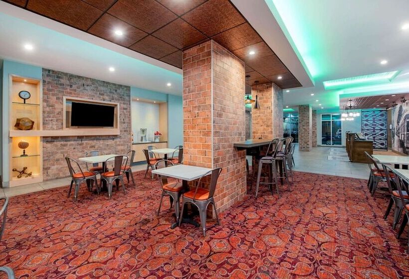 هتل La Quinta By Wyndham New Orleans Downtown
