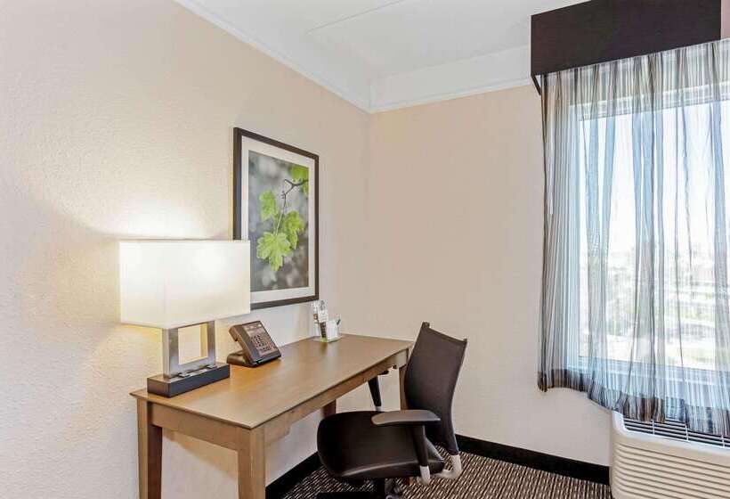 בית מלון כפרי La Quinta Inn & Suites By Wyndham Panama City