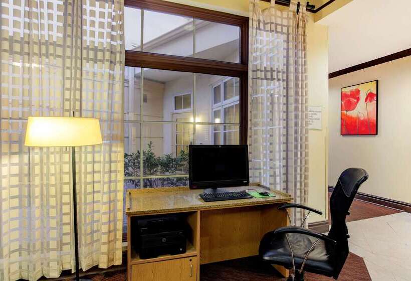 هتل La Quinta By Wyndham Raleigh/durham Southpoint