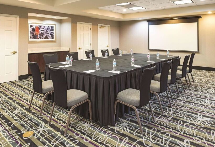 هتل La Quinta By Wyndham St. Louis Westport