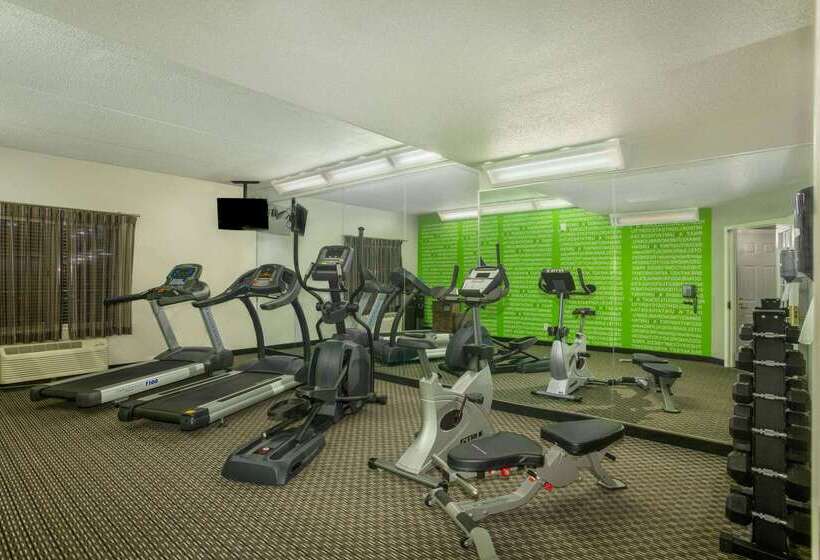 호텔 La Quinta By Wyndham St. Louis Westport