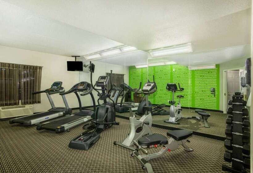 호텔 La Quinta By Wyndham St. Louis Westport