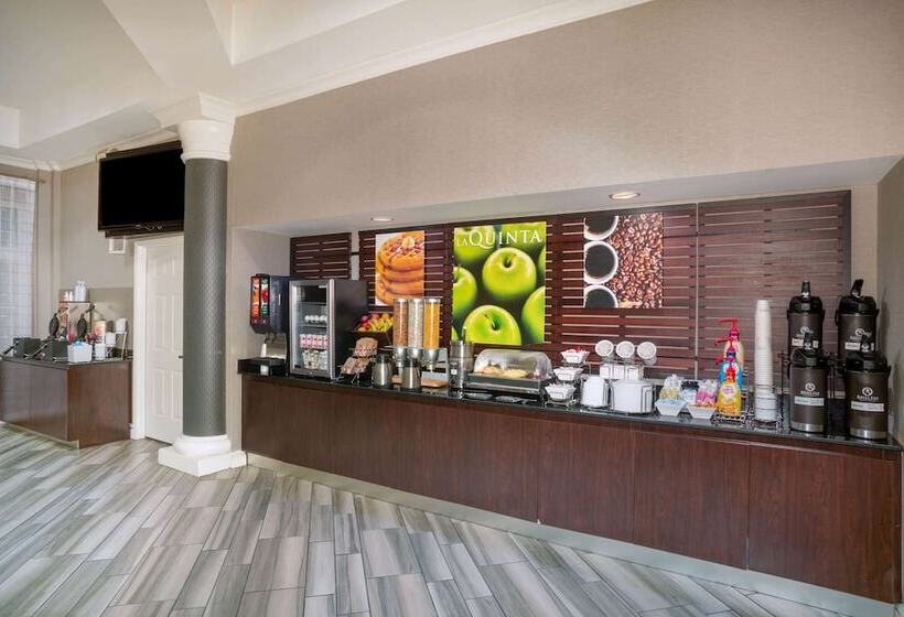 هتل La Quinta By Wyndham St. Louis Westport