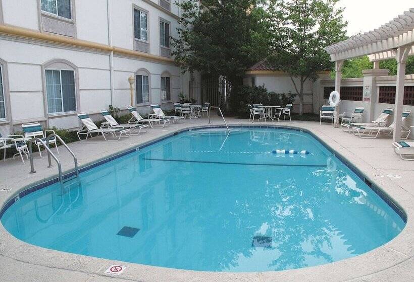 호텔 La Quinta By Wyndham St. Louis Westport