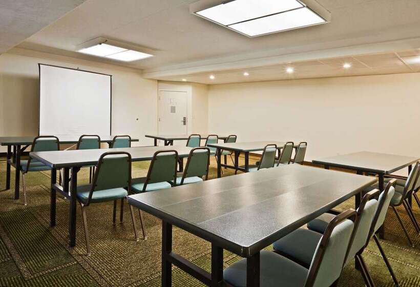 בית מלון כפרי La Quinta By Wyndham St. Pete Clearwater Airport