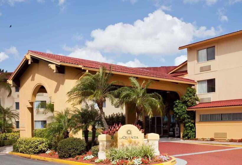 בית מלון כפרי La Quinta By Wyndham St. Pete Clearwater Airport