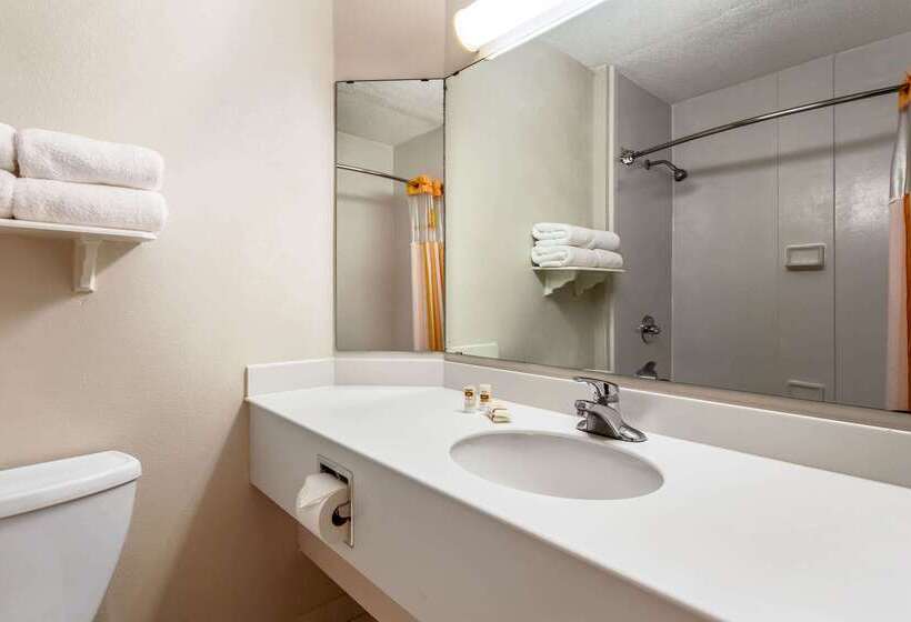 בית מלון כפרי La Quinta By Wyndham St. Pete Clearwater Airport