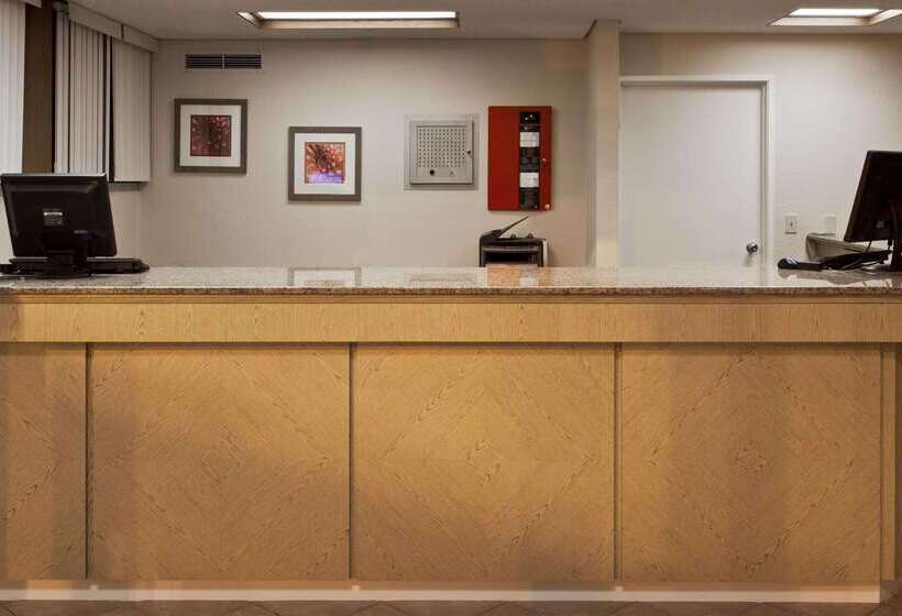 בית מלון כפרי La Quinta By Wyndham St. Pete Clearwater Airport