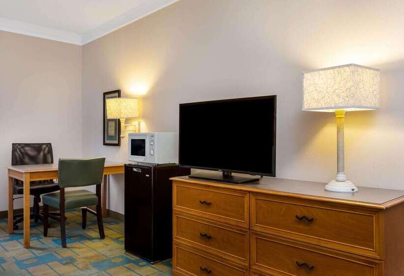 בית מלון כפרי La Quinta By Wyndham St. Pete Clearwater Airport