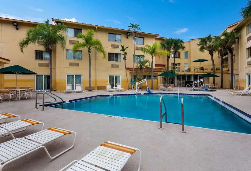 בית מלון כפרי La Quinta By Wyndham St. Pete Clearwater Airport