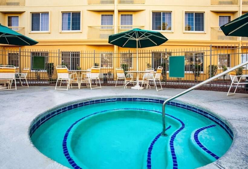 Отель La Quinta By Wyndham Tucson Airport