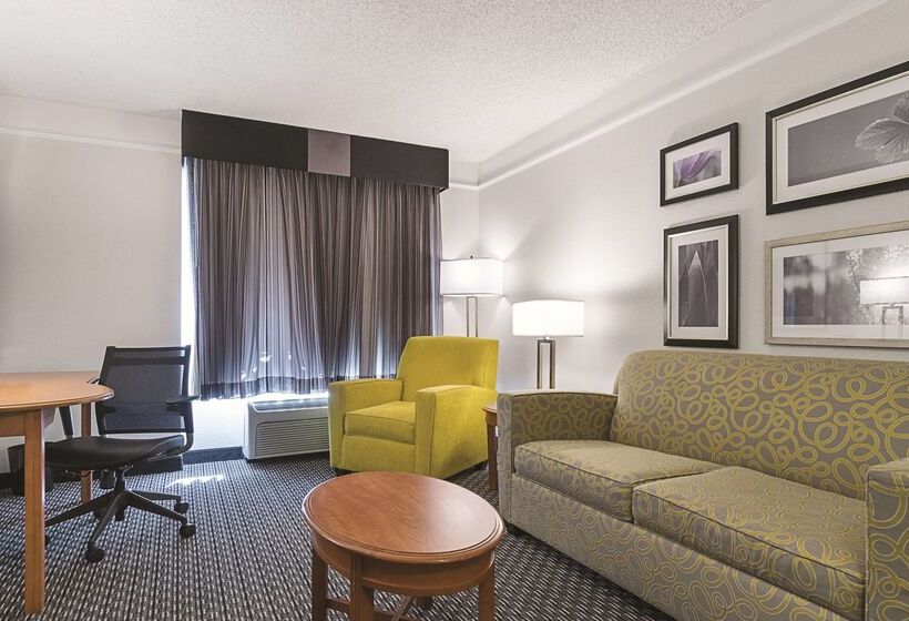 هتل La Quinta Inn & Suites By Wyndham University Area Chapel Hill
