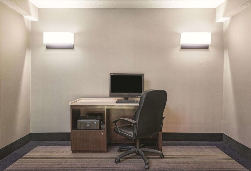 هتل La Quinta Inn & Suites By Wyndham University Area Chapel Hill